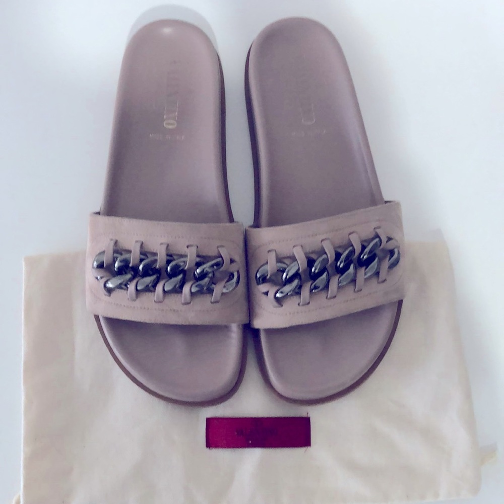 Beautiful Velentino leather slides / slippers with silver chain decoration.